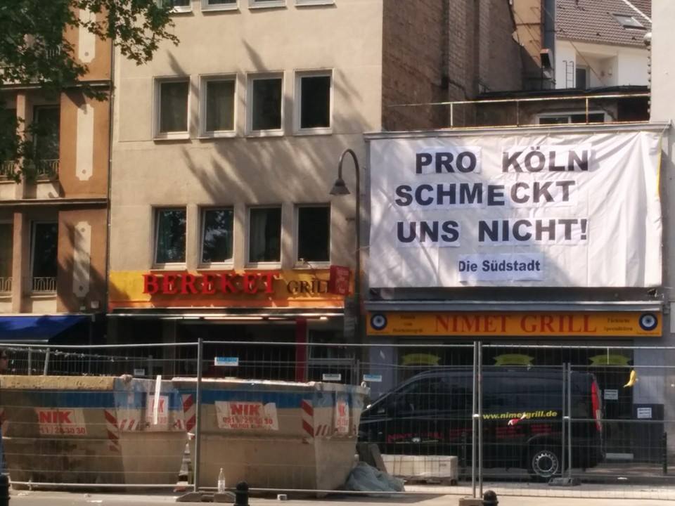 Banner gegen Pro Köln über Dönergrill © Sibylle Schmidt