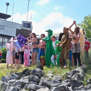 Karnevalclubs feuern beim Drachenbootrennen ihre Teams an © Landesblog-NRW-braucht-das.de