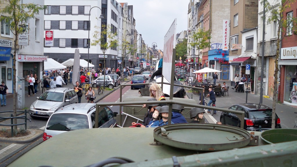Die rollende LKW-Kolonne "Die Himmlischen Vier" auf Antikrieg-Demonstration durch Köln-Ehrenfeld