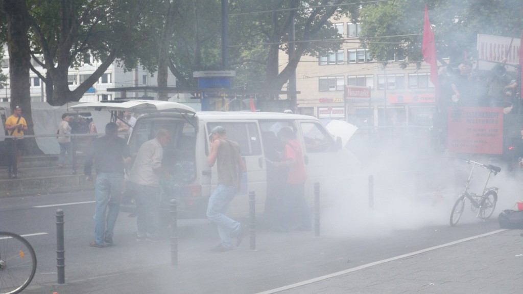 Im Begleitfahrzeug bricht während der Demonstration der "Himmlischen Vier" am Neumarkt Feuer aus