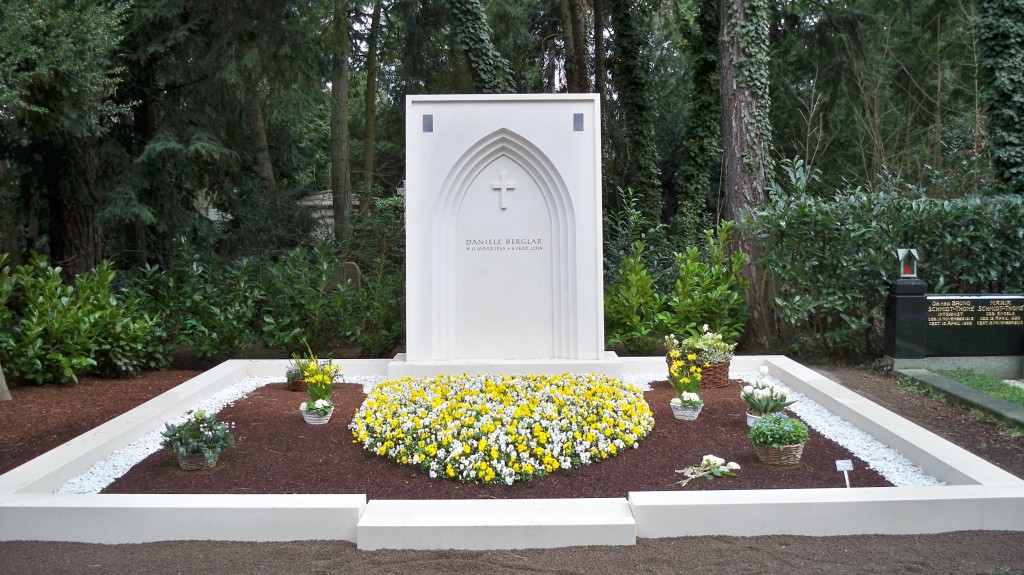 Grabanlage in Weiß auf dem Melaten Friedhof