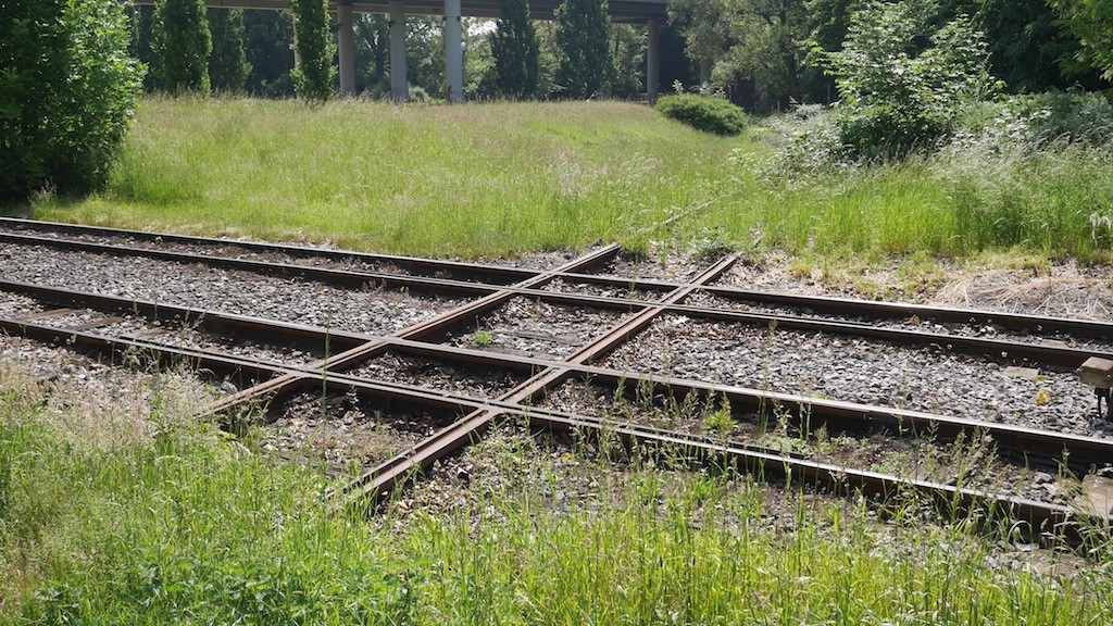 Totes Gleis kreuzt Straßenbahnschienen in Krefeld © Landesblog NRW