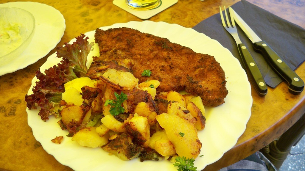 Schnitzel aus der Speisekarte des Baumhof Gummersbach © Landesblog NRW