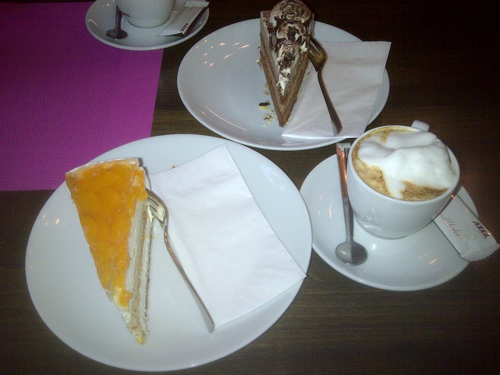 Cappuccini und Schoko-Sahne-Torte im Cafe Hafenschlösschen