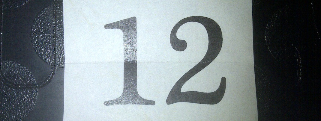 Zahl Zwölf auf einem Blatt Papier
