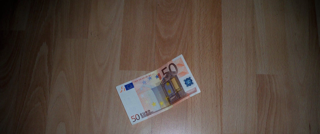 50 Euro Schein auf dem Boden