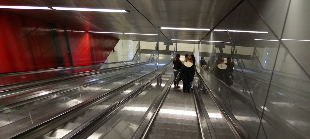Auf der Rolltreppe der Heinrich-Heine-Allee | Pendlergeschichte #18