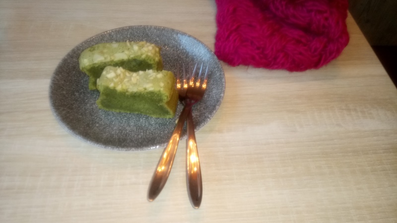 Matcha Kuchen auf Teller