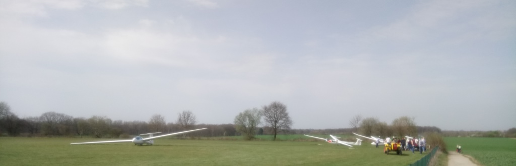 Mehrere Segelflugzeuge auf dem Flugplatz Egelsberg